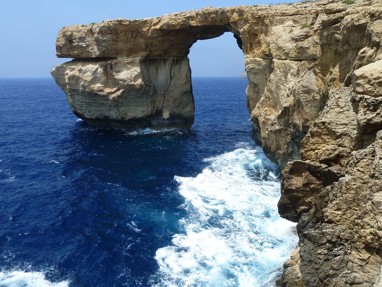 azure-window-2715329_1280
